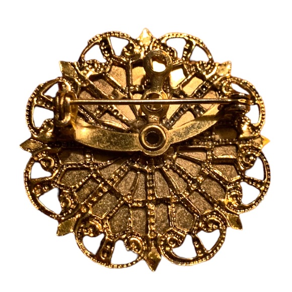 VTG Petit Point Rose Floral Green Leaf Oval Gold Tone Frame Brooch Lapel Pin - Picture 2 of 5